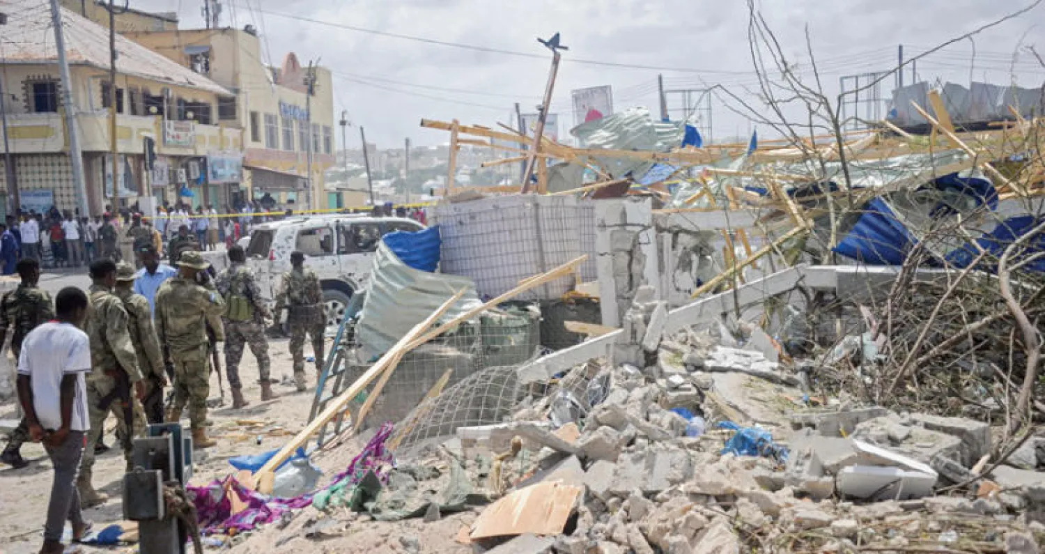 دمار نتيجة تفجير سيارة مفخخة لحركة «الشباب» الإرهابية في مقر وزارة الداخلية وسط العاصمة مقديشو أمس (أ.ف.ب)