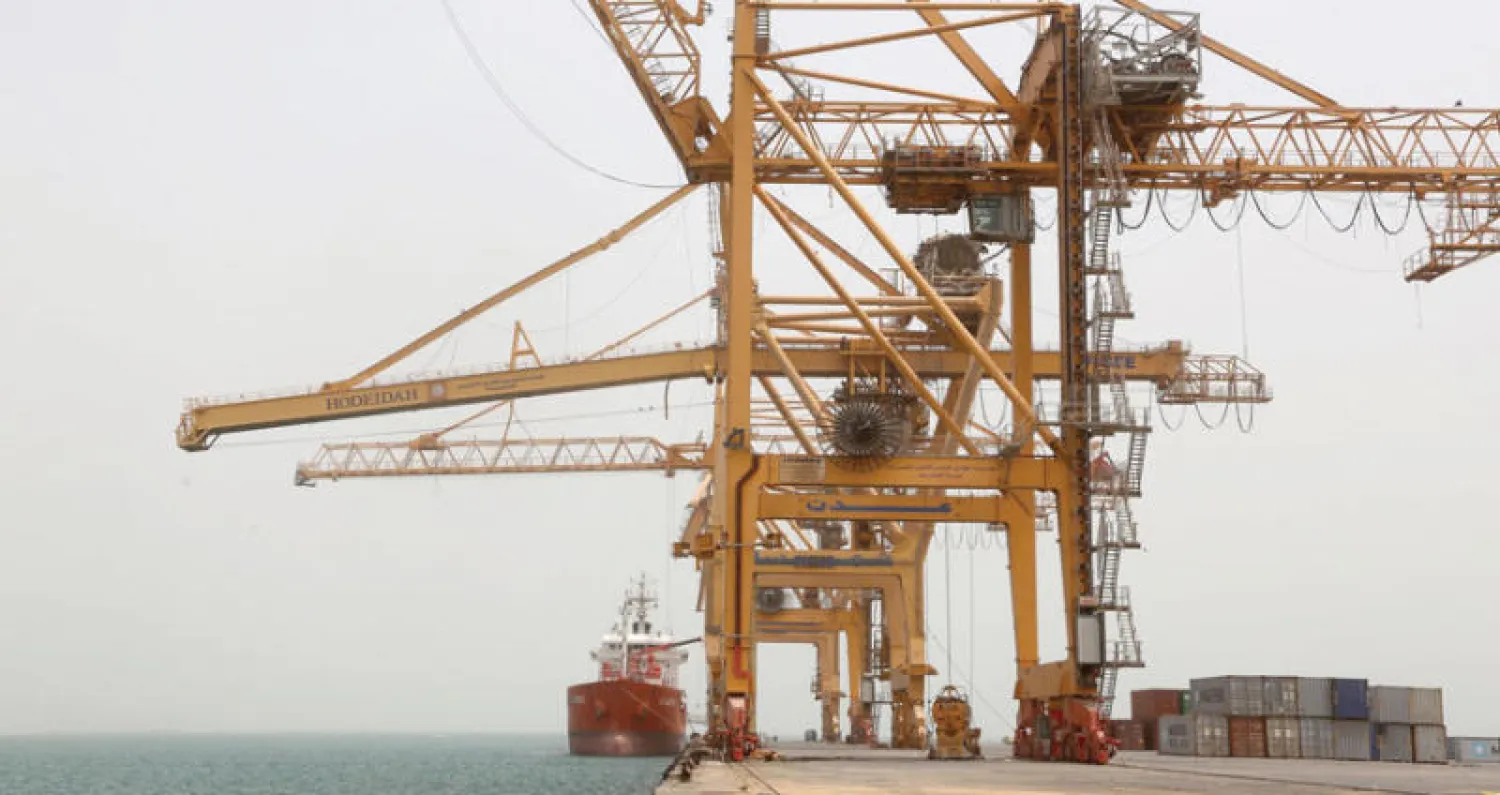 جانب من رافعات ميناء الحديدة (أ.ف.ب)