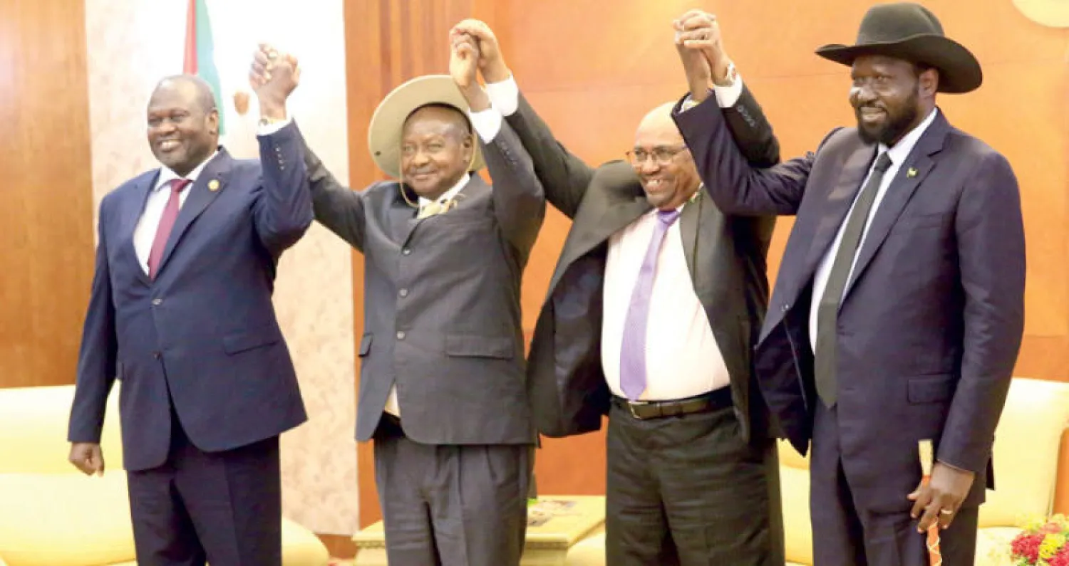 سلفاكير والبشير وموسيفيني ورياك مشار خلال اجتماع في الخرطوم الشهر الماضي (رويترز)