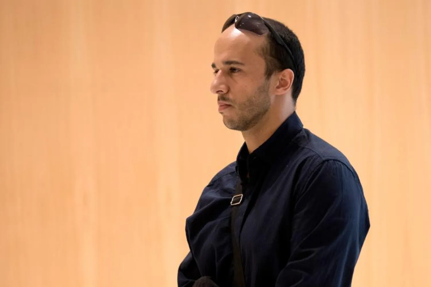 فاروق بن عباس لدى وصوله إلى قصر العدل بباريس حيث مثُل أمام المحكمة الجنائية مع ثلاثة آخرين (أ.ف.ب)