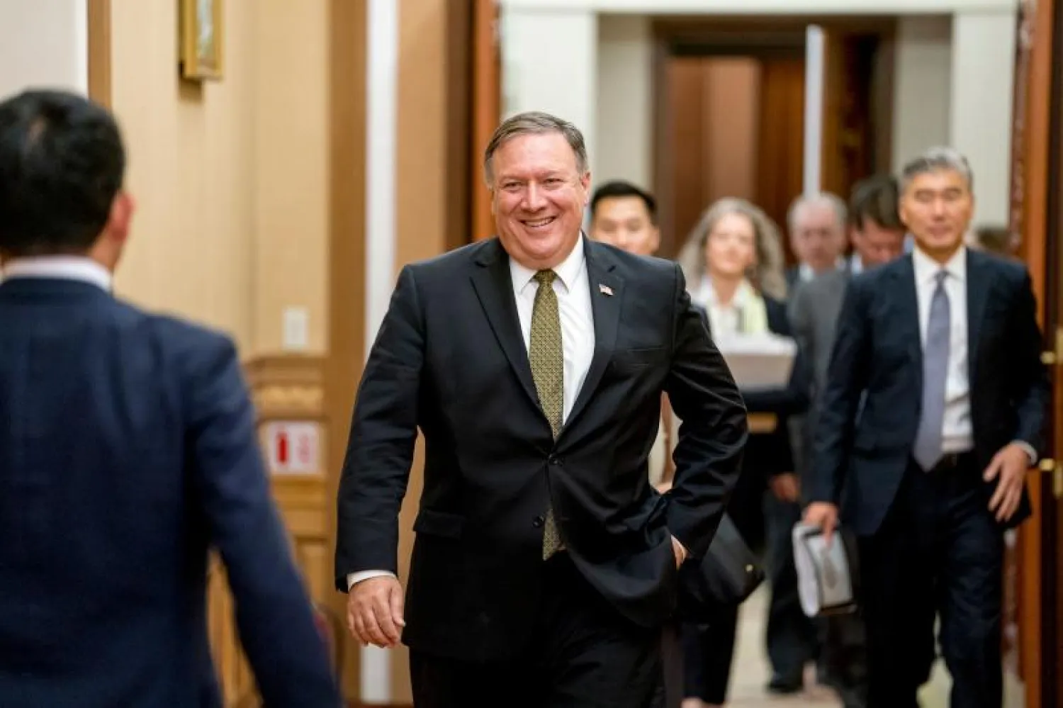 وزير الخارجية الأميركي مايك بومبيو يرافقه السفير الأميركي في الفلبين سونغ كيم (يمين) يصل إلى مأدبة غداء مع كيم يونغ تشول (أ.ف.ب)