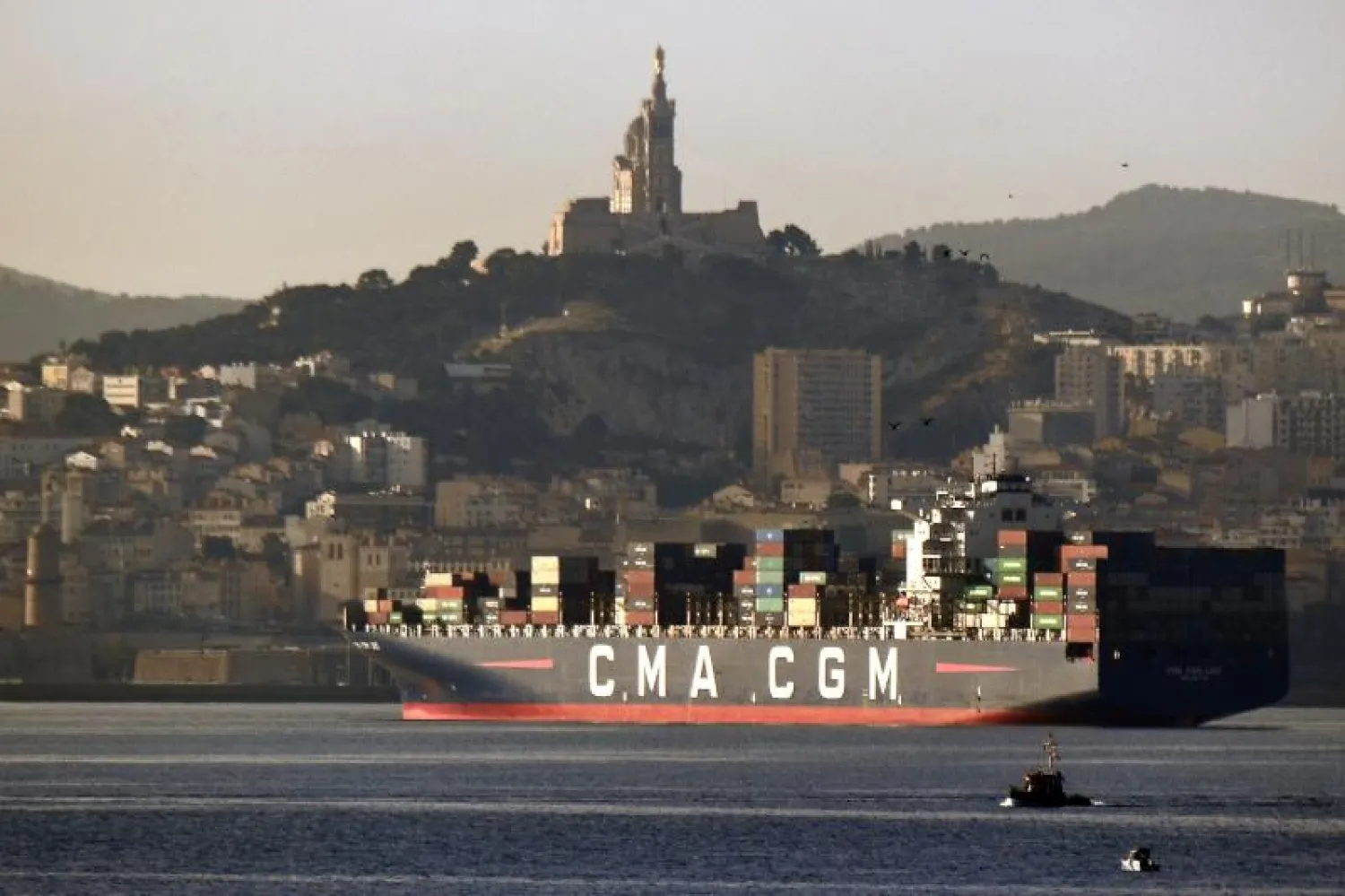 سفينة حاويات تابعة لشركة «سي إم إيه - سي جي إم» الفرنسية للنقل البحري في مارسيليا (أ.ف.ب)