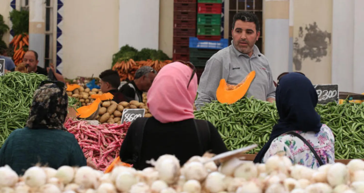 يهدف برنامج الإصلاح في تونس إلى تعافي الاقتصاد وضمان الحماية الاجتماعية الملائمة للفئات الفقيرة (أ.ف.ب)