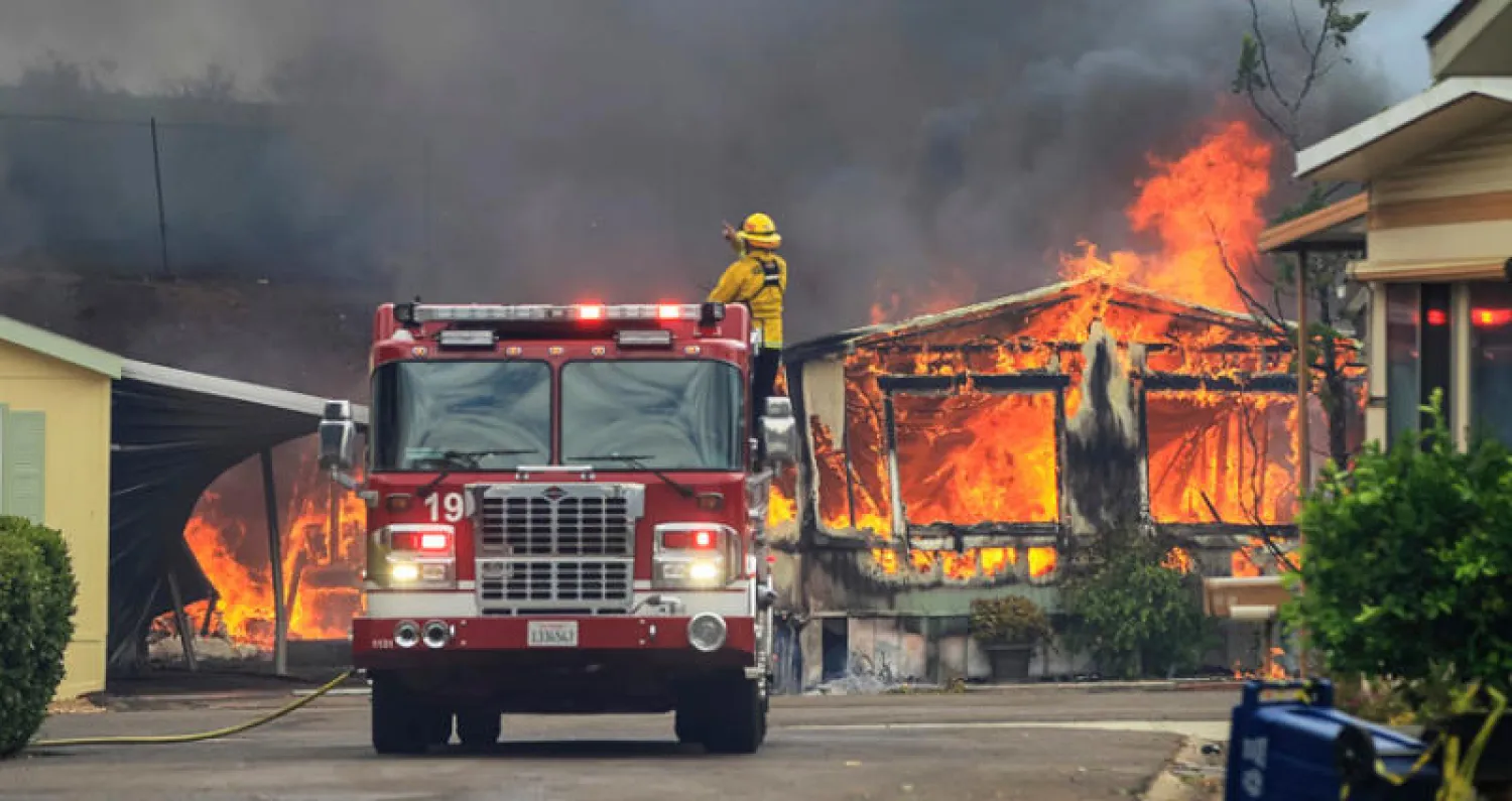 امتدت حرائق الغابات إلى معسكر للمساكن المتنقلة في البين بولاية (كاليفورنيا) بسبب موجة الحر (أ.ب)