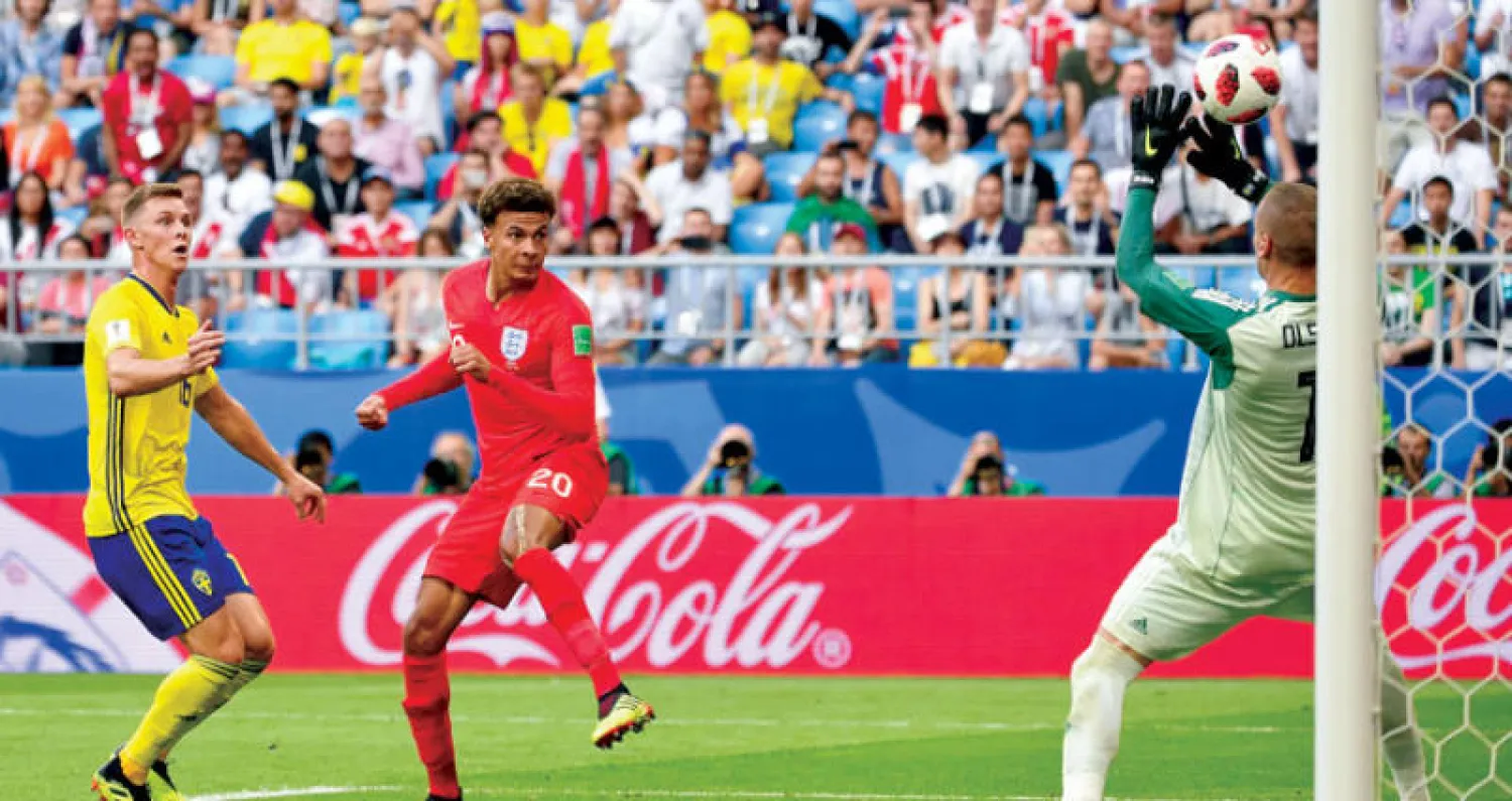 رأسية ديلي آلي في طريقها إلى شباك السويد (أ.ف.ب)