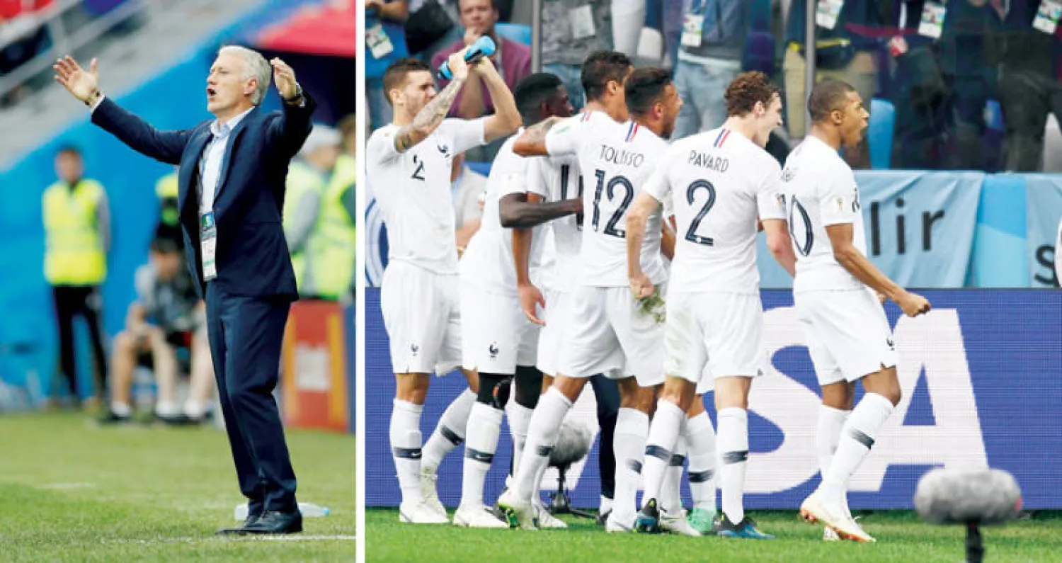 لاعبو فرنسا يحتفلون بهدف فاران في شباك أوروغواي (أ.ف.ب)  -  ديشان يوجه لاعبيه خلال المباراة (رويترز)