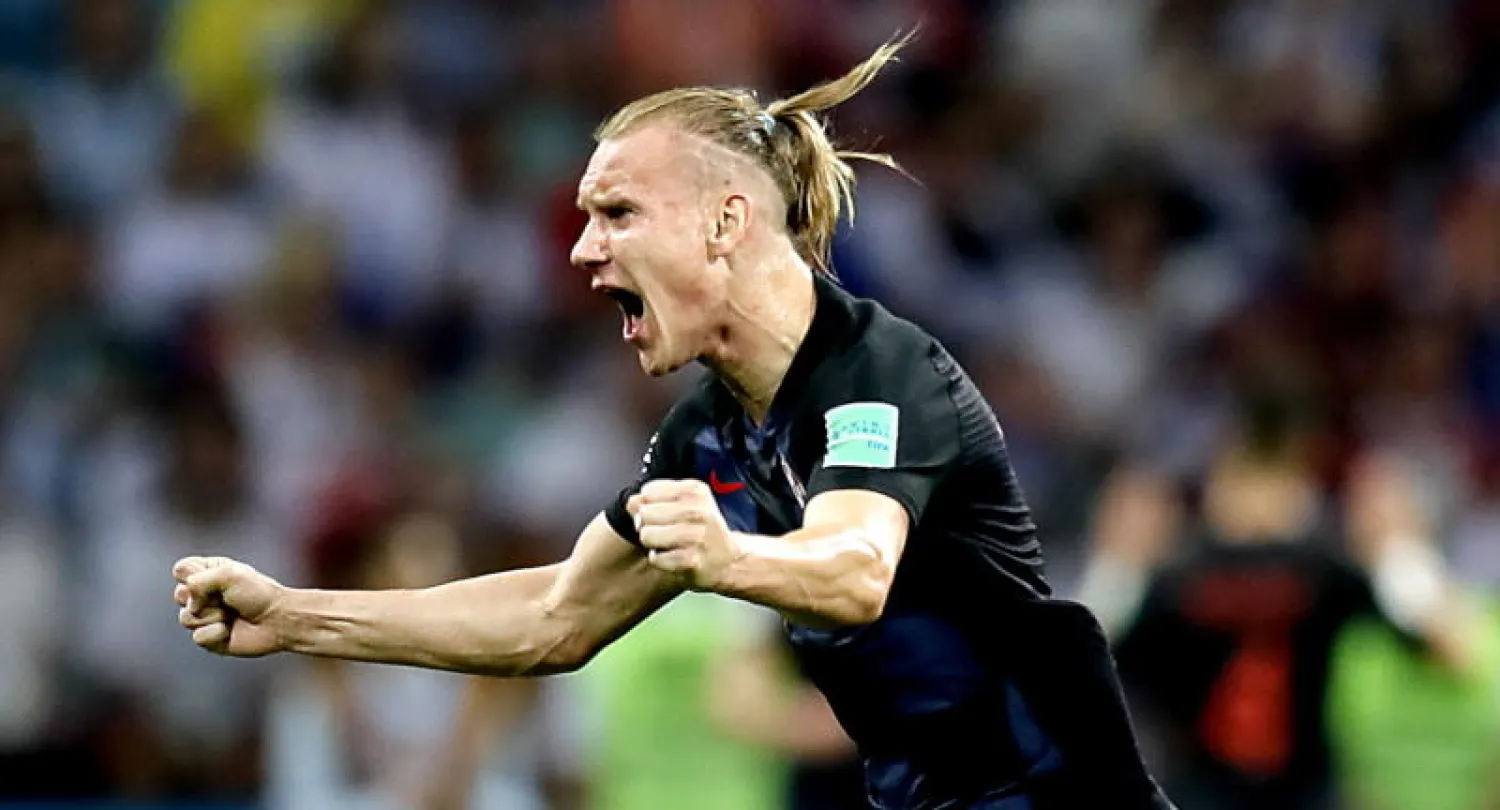 المدافع الكرواتي دوماجوي فيدا بعد إحرازه هدف التعادل في مباراة بلاده مع روسيا (أ.ف.ب)