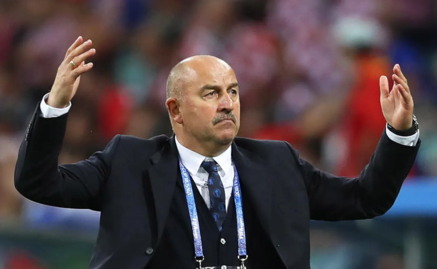 المدرب الروسي ستانيسلاف تشيرتشيسوف خلال مباراة فريقه مع كرواتيا (إ.ب.أ)