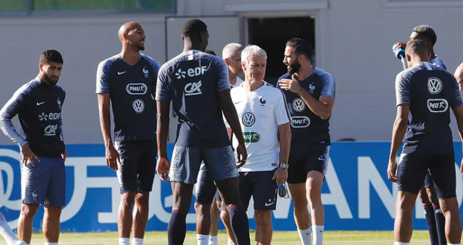 ديشامب يوجّه لاعبيه في التدريبات قبل خوض معركة قبل النهائي (أ.ف.ب)