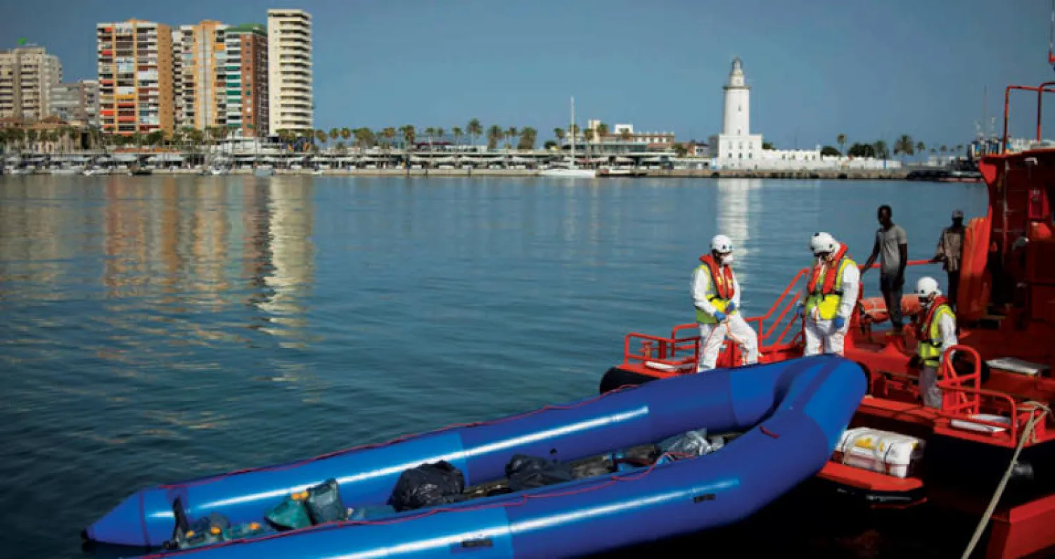 خفر السواحل الإسباني أنقذوا مركب مهاجرين في مرفأ مالغا السبت (أ.ف.ب)