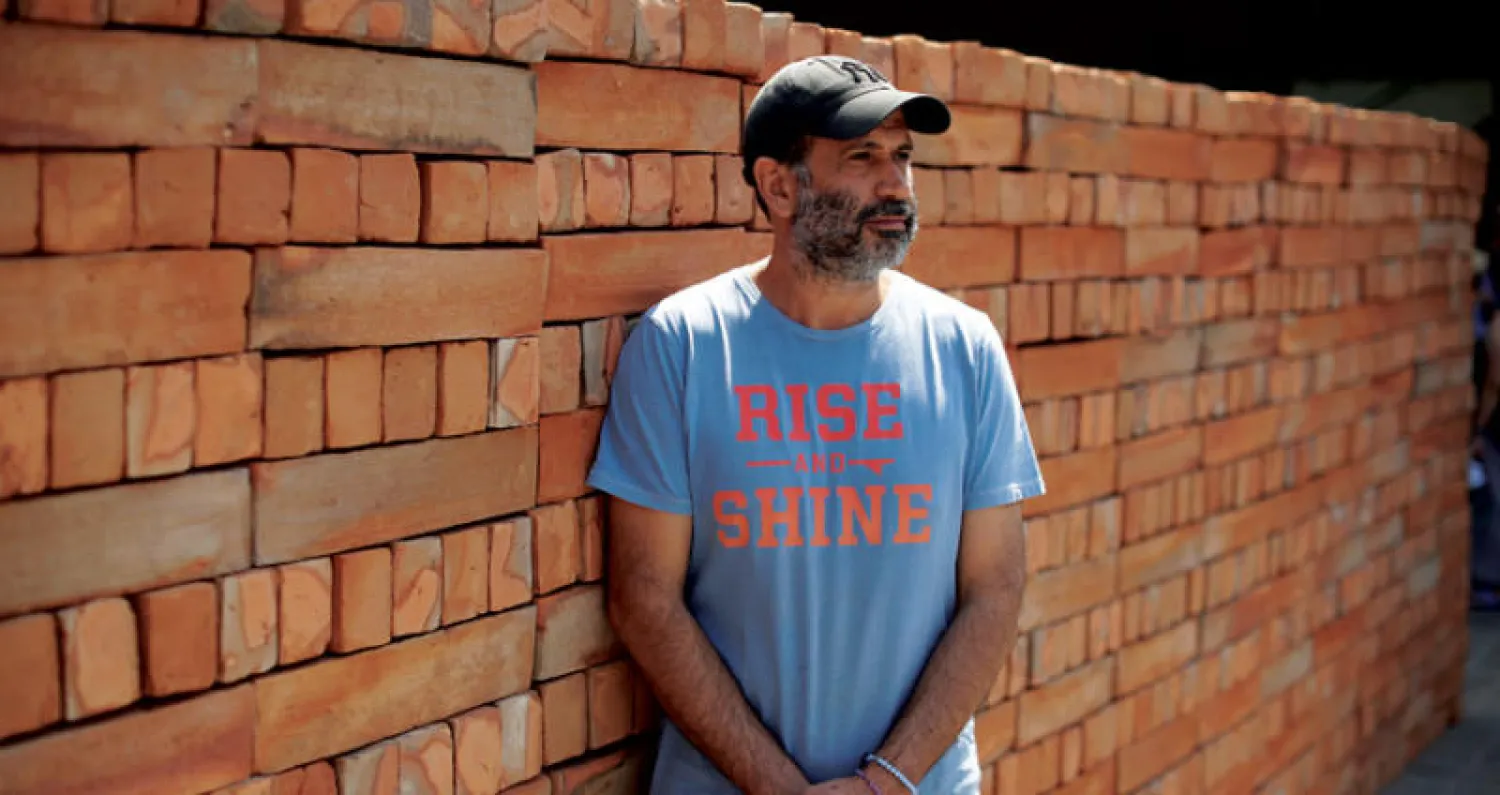 فنان مكسيكي «بنى» جداراً يمتد على 8 أمتار واستخدم 1600 طوبة صُنعت في المكسيك على ضفاف نهر التيمز بلندن في احتجاج على سياسات الرئيس الأميركي (أ.ب)