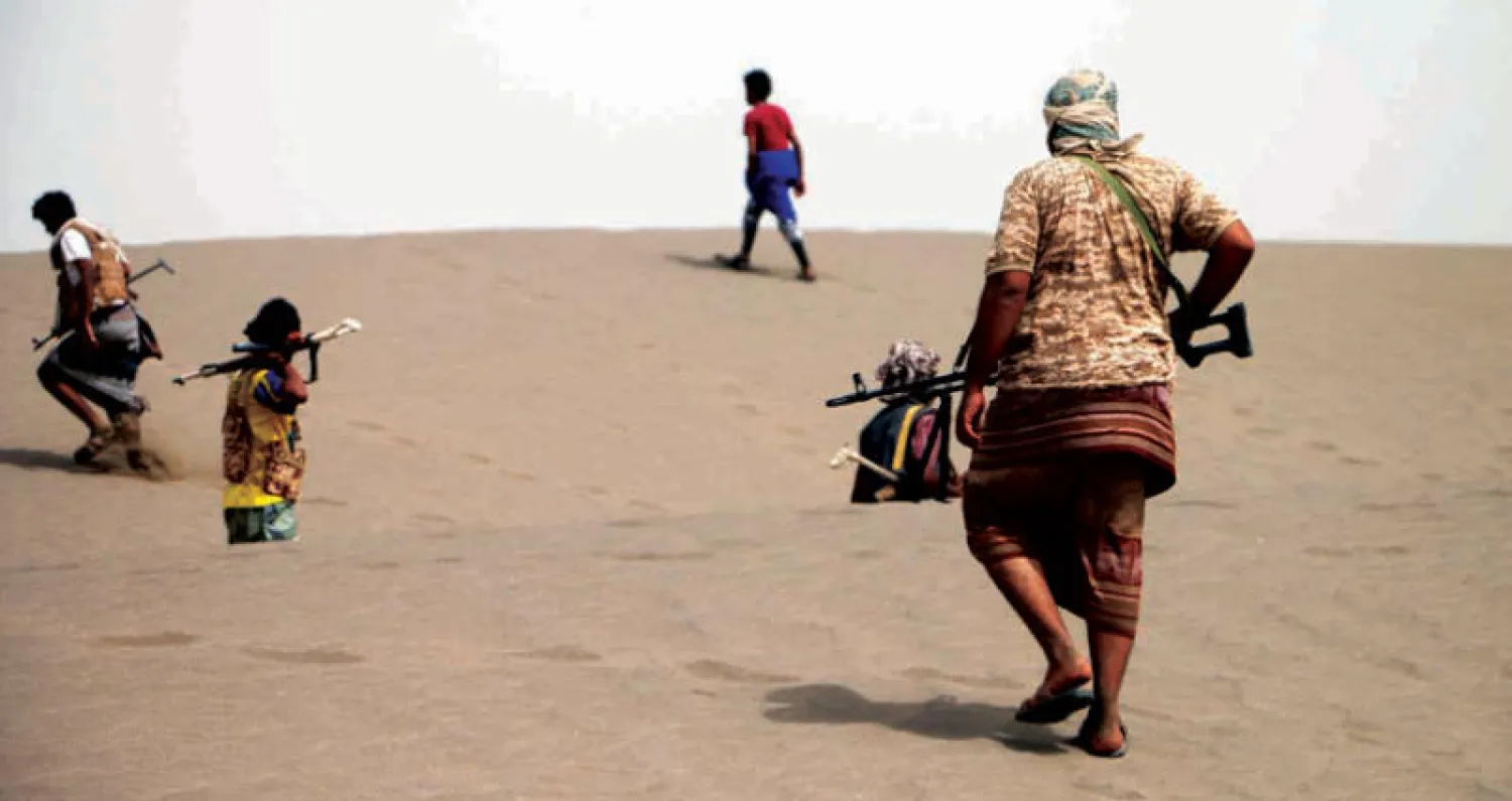 مقاتلون من المقاومة لدى تقدمهم في معارك جنوب الحديدة (إ.ب.أ)