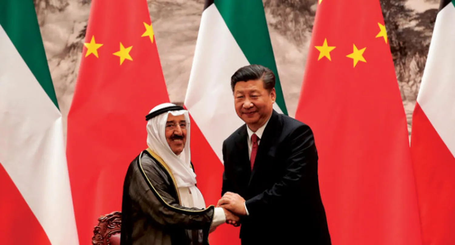 الرئيس الصيني مستقبلا أمير الكويت في قصر الشعب ببكين أمس (أ.ف.ب)