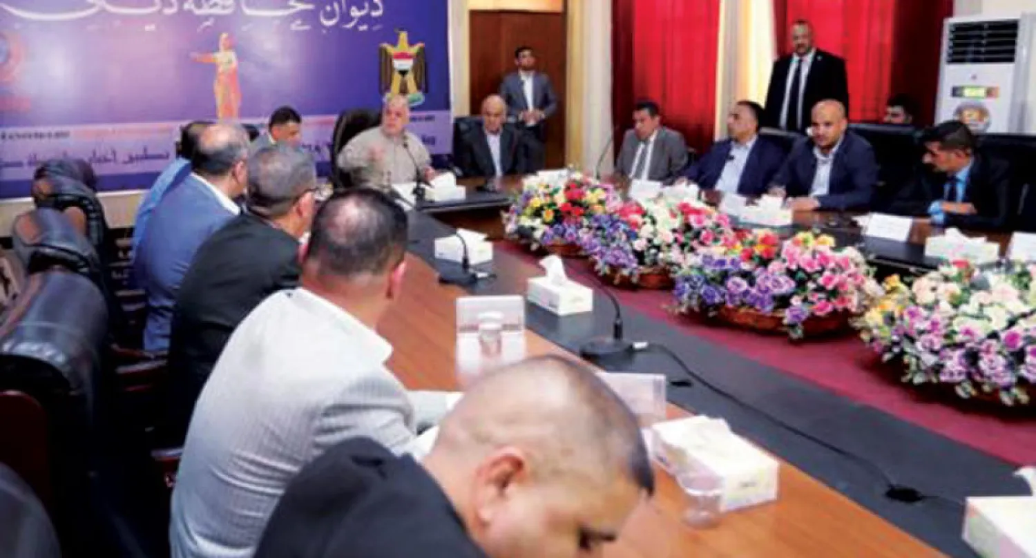 صورة من موقع رئاسة الوزراء العراقية لرئيس الوزراء حيدر العبادي مترئساً اجتماعاً في مبنى محافظة ديالى ببعقوبة أمس