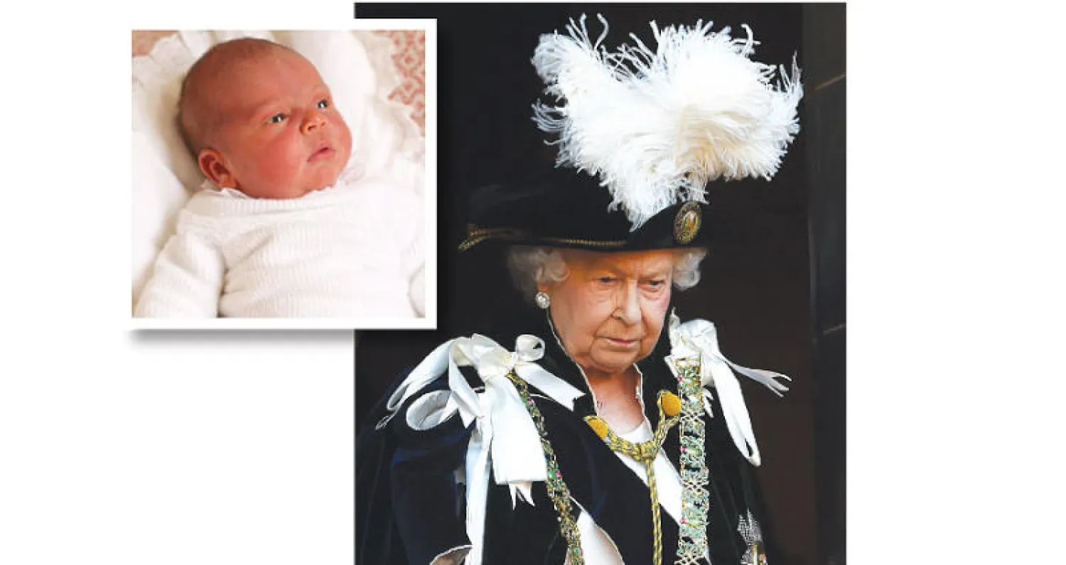 الملكة إليزابيث بعد حضورها مراسم في كاتدرائية «سانت غايلز» في إدنبره الجمعة الماضي... وفي الاطار الأمير لويس (أ.ف.ب)