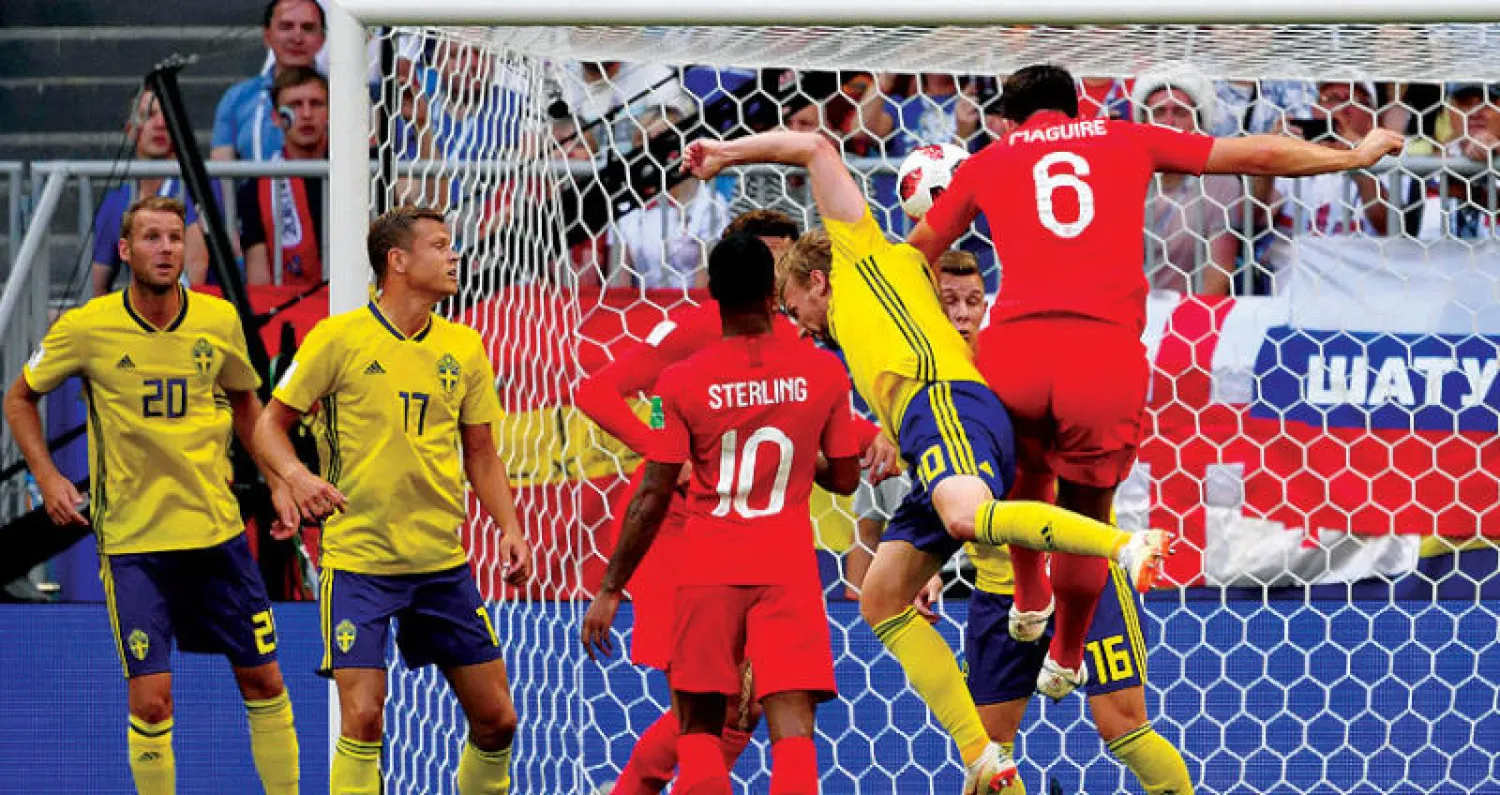 ماغواير لاعب إنجلترا (رقم 8) يسجل في مرمى السويد مستفيداً من كرة ثابتة (أ.ف.ب)