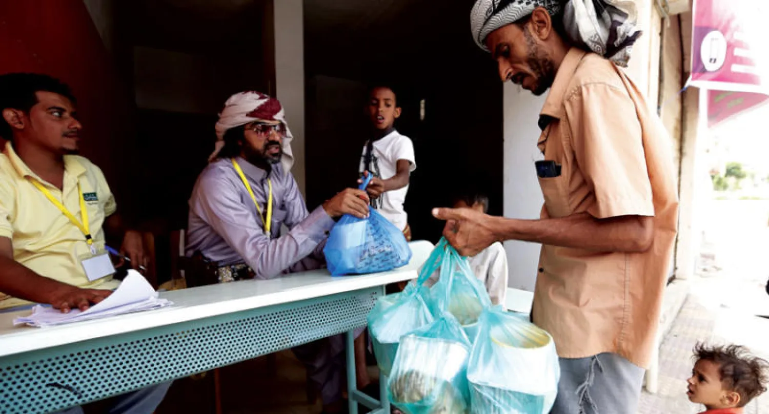 نازح من الحديدة يحصل على مساعدات غذائية وزعتها مؤسسة خيرية في صنعاء أمس (أ.ف.ب)