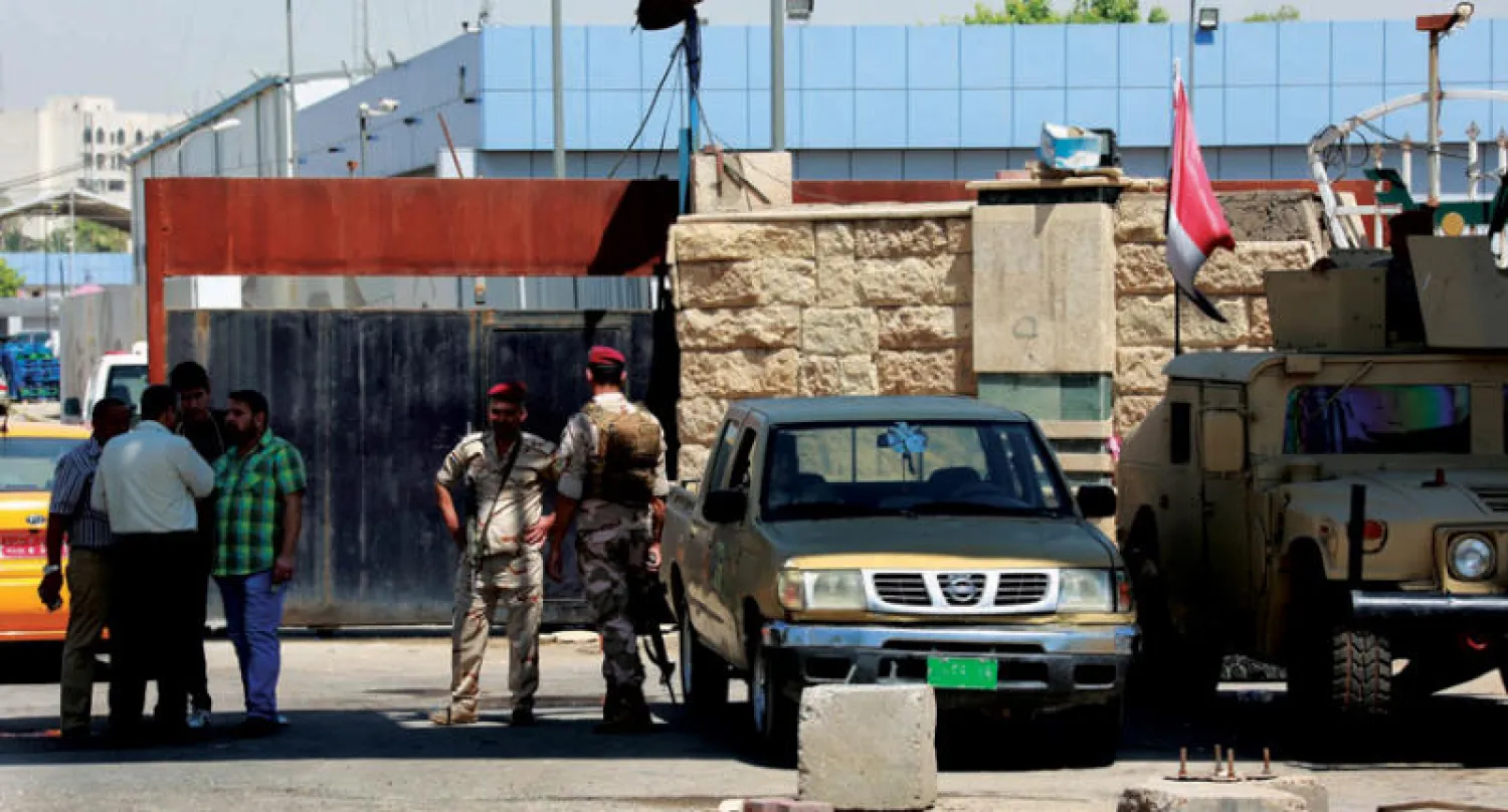 جنود يحرسون مركزاً للعد اليدوي للأصوات الانتخابية في بغداد أمس (إ.ب.أ)