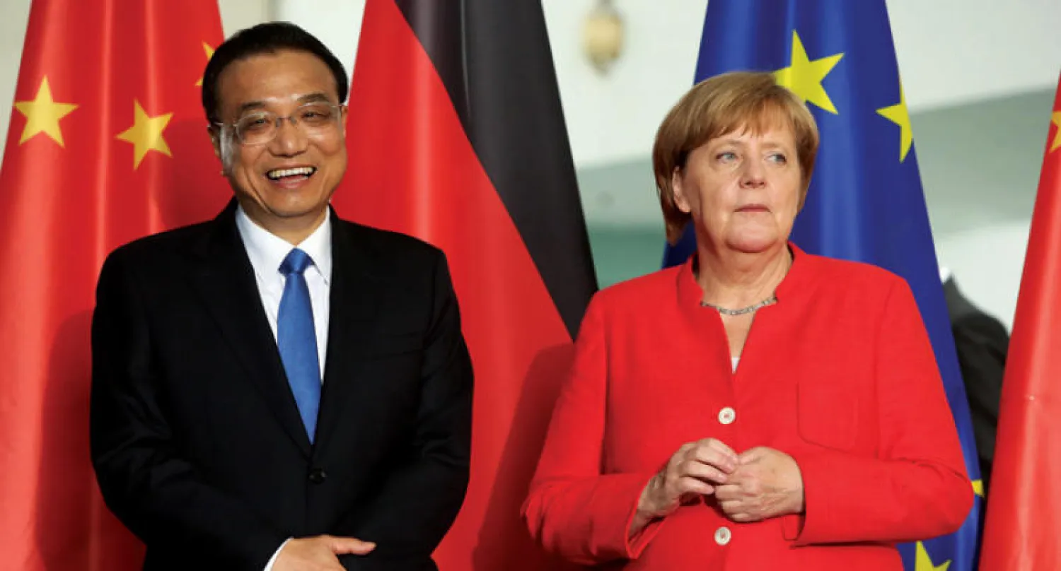 المستشارة الألمانية مع رئيس الوزراء الصيني في برلين أمس (إ.ب.أ)