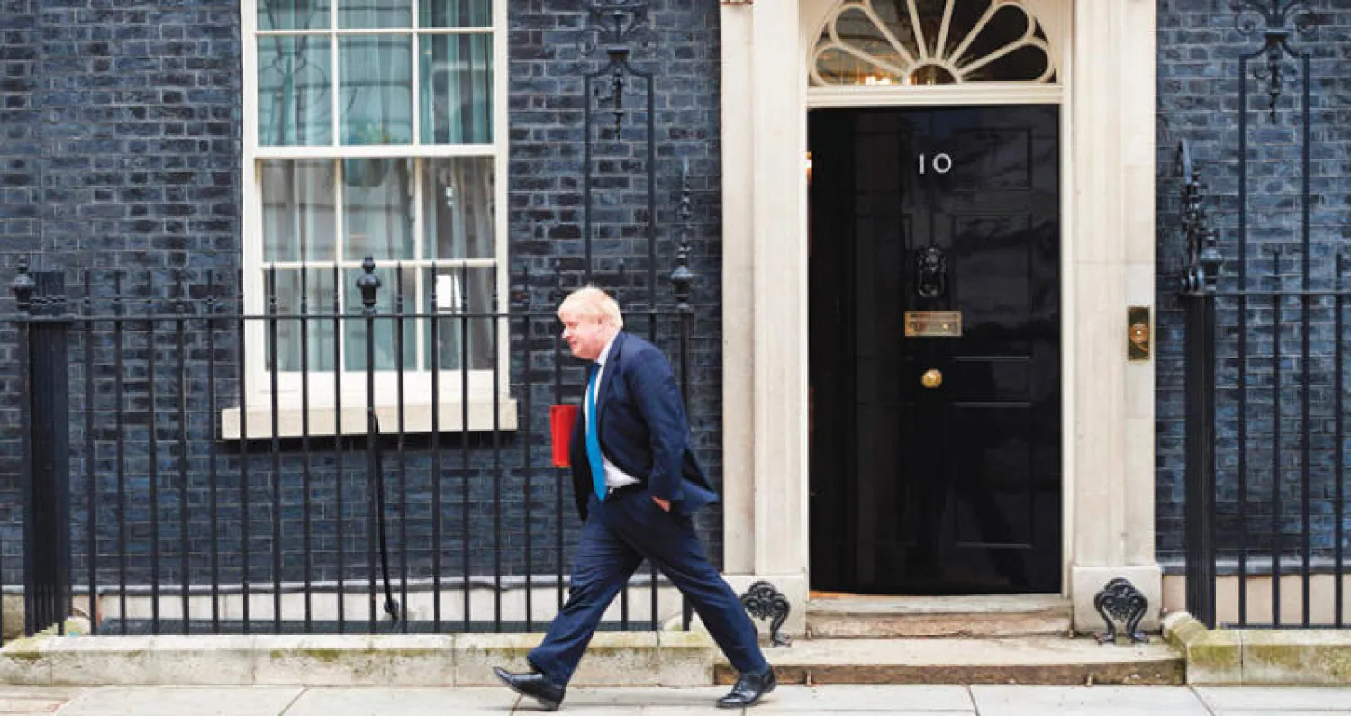 صورة أرشيفية لجونسون وهو يغادر مقر رئاسة الوزراء بلندن في 10 أبريل الماضي (أ.ف.ب)
تيريزا ماي تعرض خطة «بريكست» على النواب في لندن أمس (أ.ف.ب)
