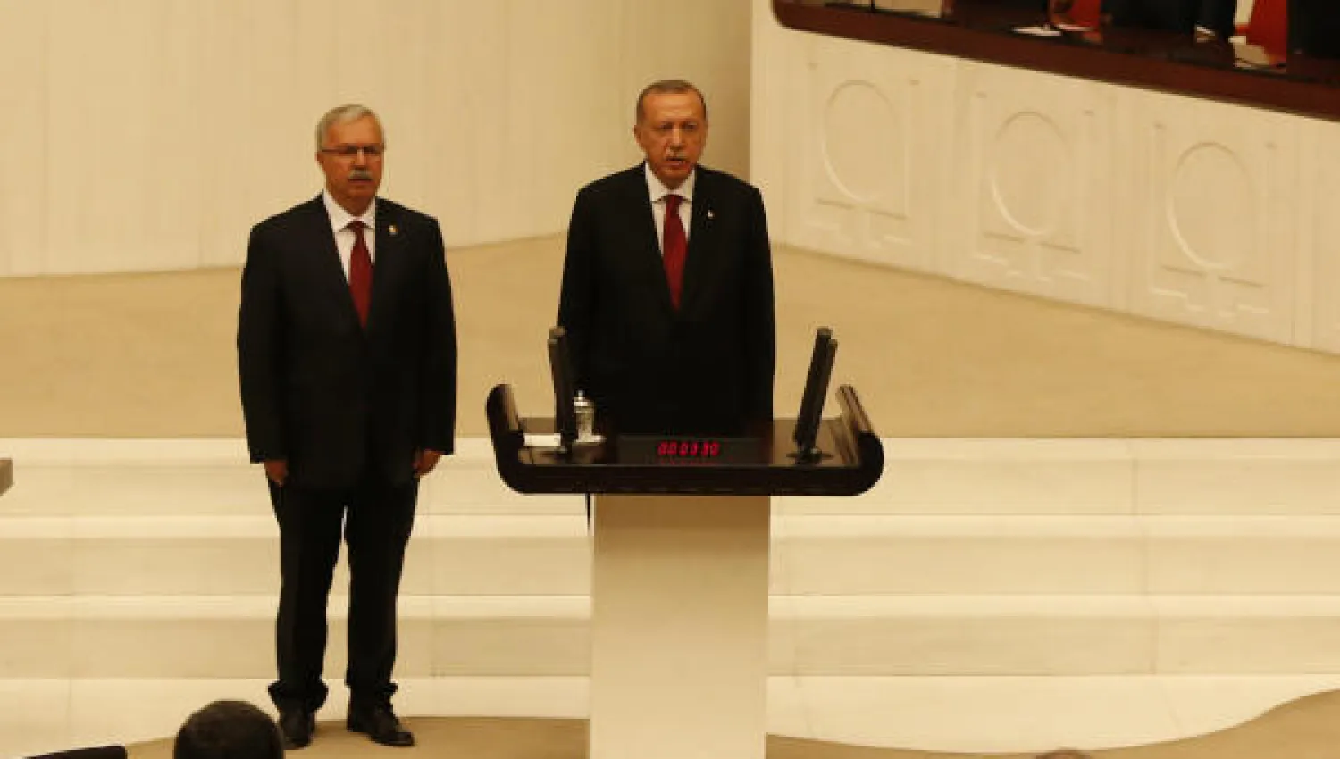 الرئيس التركي رجب طيب إردوغان يتحدث خلال مراسم في البرلمان بأنقرة أثناء تأديته اليمين الدستورية لفترة رئاسته الثانية (آب)