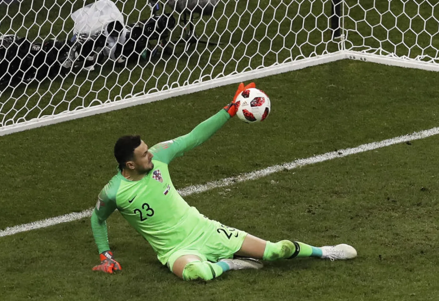 الحارس الكرواتي سوباسيتش تألق بشدة في مبارتي منتخب بلاده مع الدنمارك وروسيا (أ.ب)