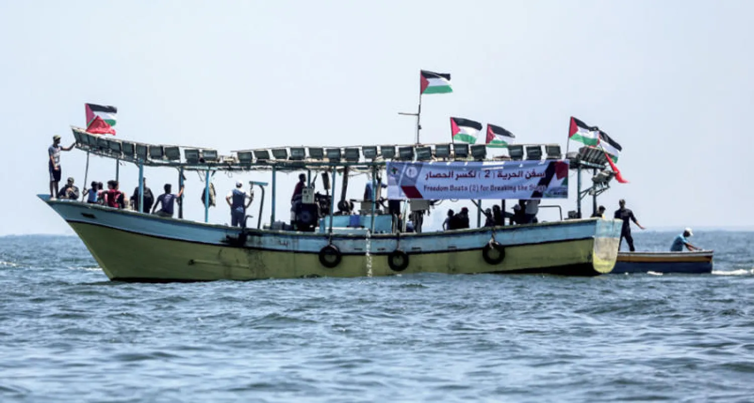 سفينة «الحرية - 2» بعد مغادرتها سواحل غزة أمس وعلى متنها 8 طلاب وجرحى (إ.ب.أ)