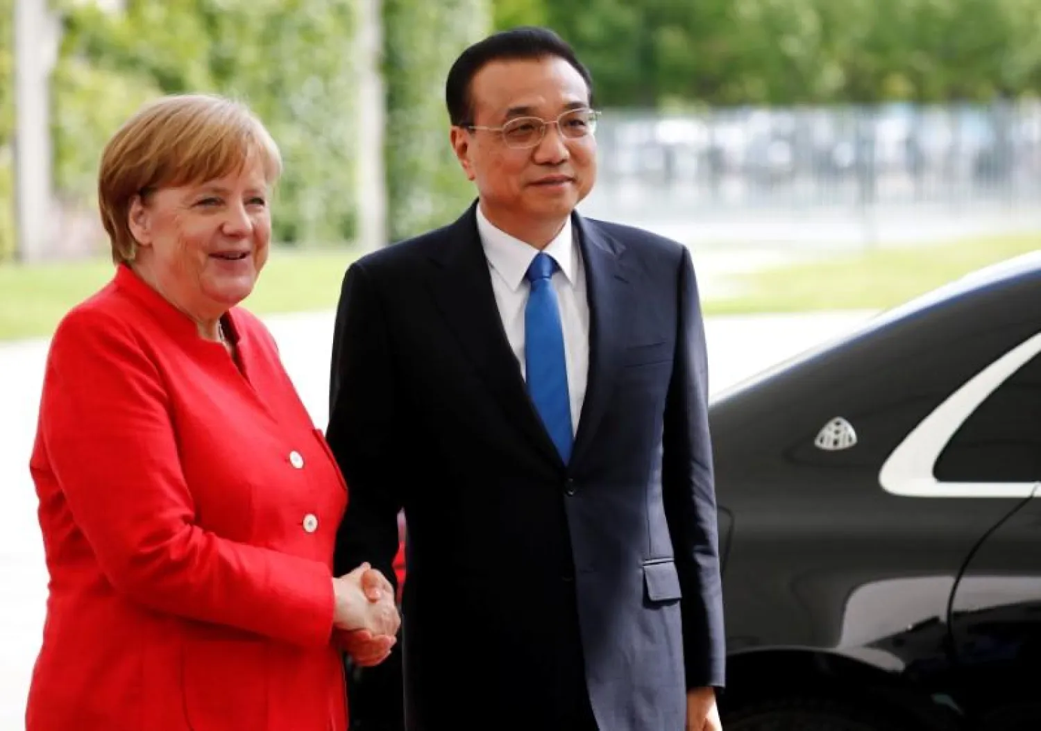 German Chancellor Angela Merkel and Chinese Prime Minister Li Keqiang shake hands after a news conference at the chancellery in Berlin, Germany, July 9, 2018. REUTERS/Hannibal Hanschke
