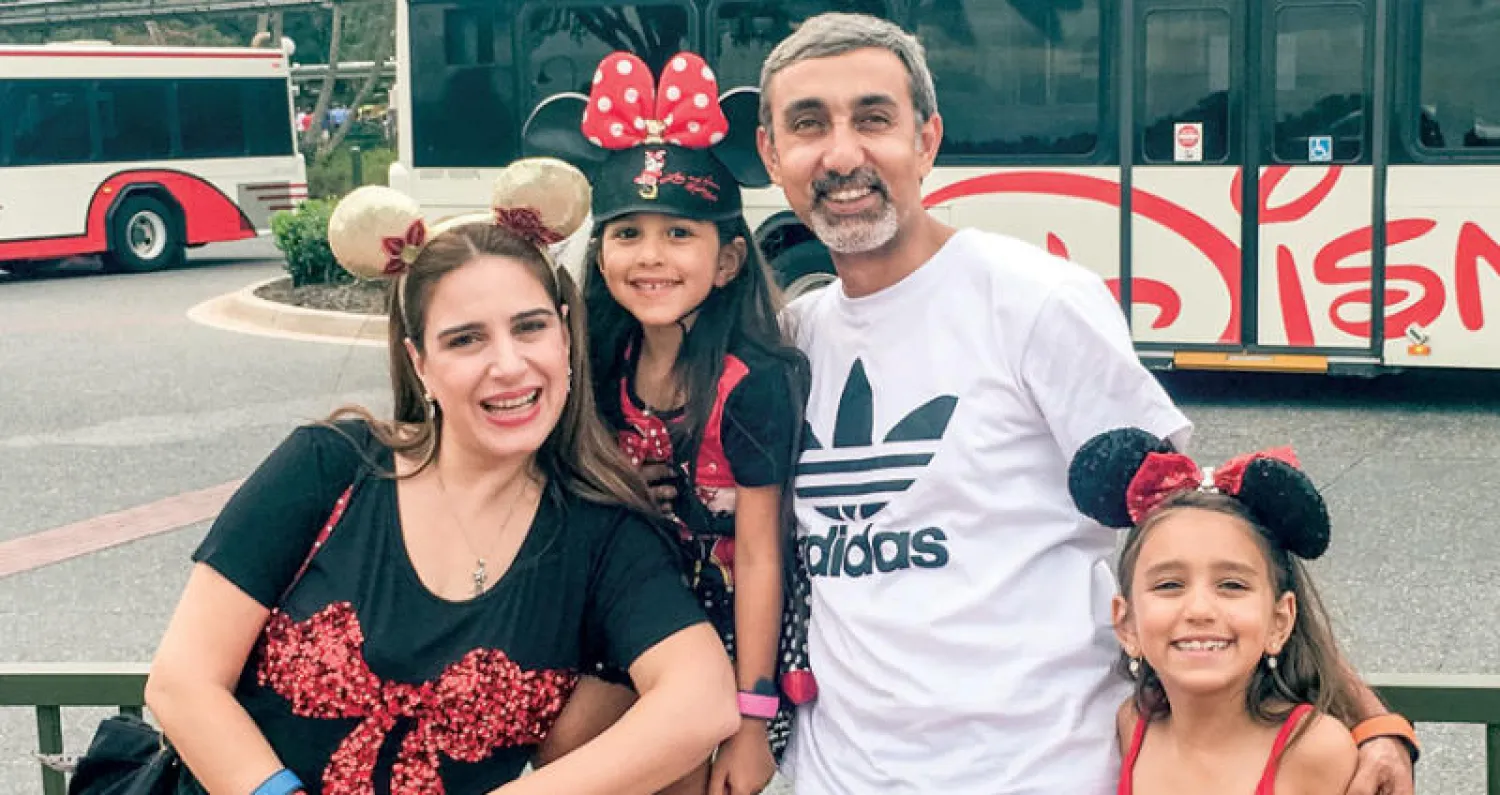 مع عائلتها في مدينة ديزني لاند