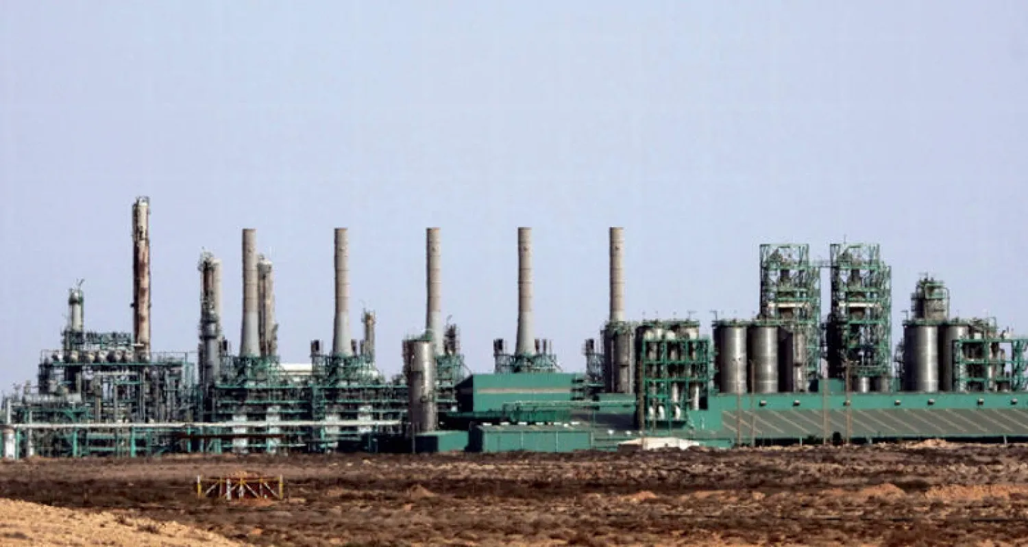 منظر عام لإحدى شركات تكرير النفط في راس لانوف (رويترز)