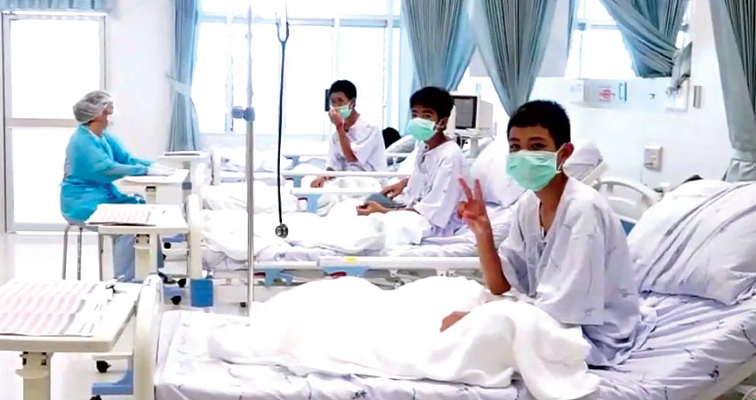 من اللقطات الأولى لبعض الصبيان الذين تم إنقاذهم في المستشفى (أ.ف.ب)