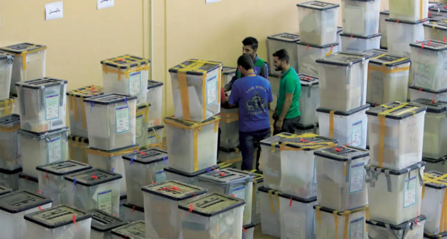 صناديق اقتراع داخل مركز لتجميعها في دهوك (رويترز)