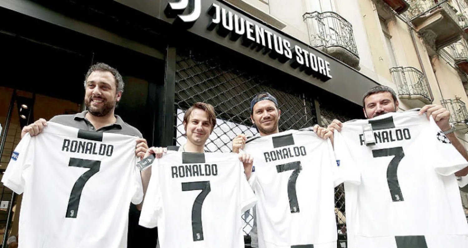 مشجعو يوفنتوس بعد إعلان خبر ضم رونالدو (أ.ف.ب)