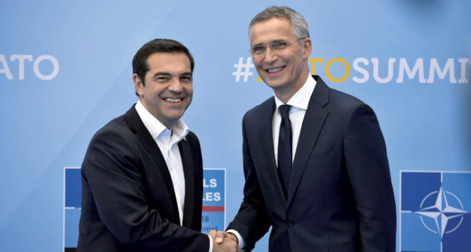 رئيس وزراء اليونان اليساري ألكسيس تسيبراس (يسار) مع أمين عام الناتو ينس ستولتنبيرغ (أ.ف.ب)