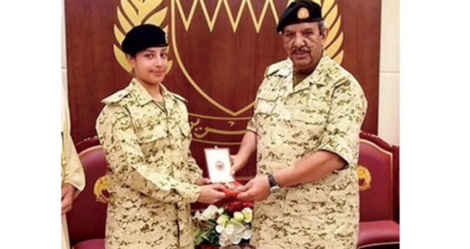 رئيس هيئة الأركان البحريني يكرم أول بحرينية تقود طائرة مقاتلة