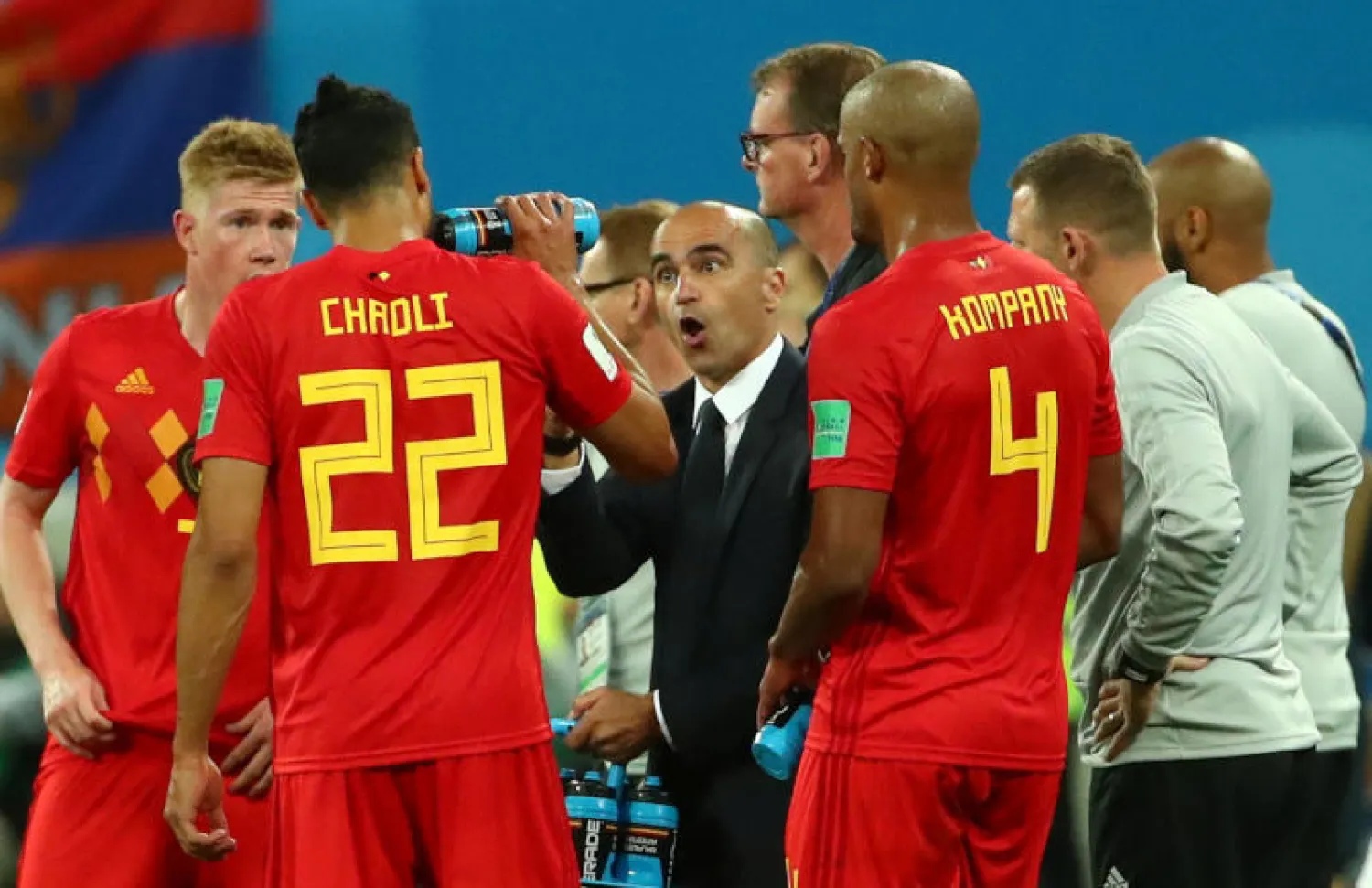 مارتينيز يوجه لاعبيه خلال مباراة فرنسا (رويترز)