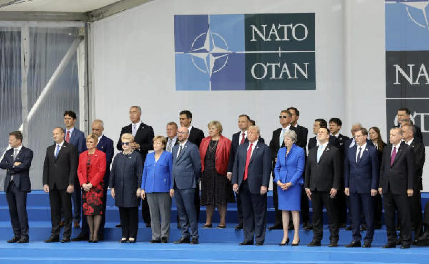 رؤساء دول «الناتو» في صورة جماعية خلال حفل افتتاح قمة حلف شمال الأطلسي في بروكسل (أ.ف.ب)