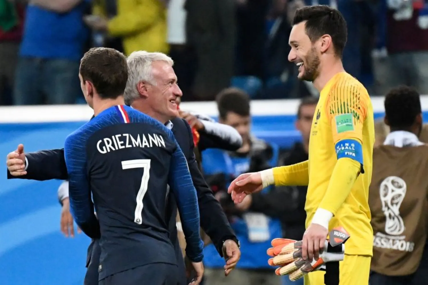 ديشان يحتضن غريزمان ولوريس بعد الفوز على بلجيكا (أ.ف.ب)