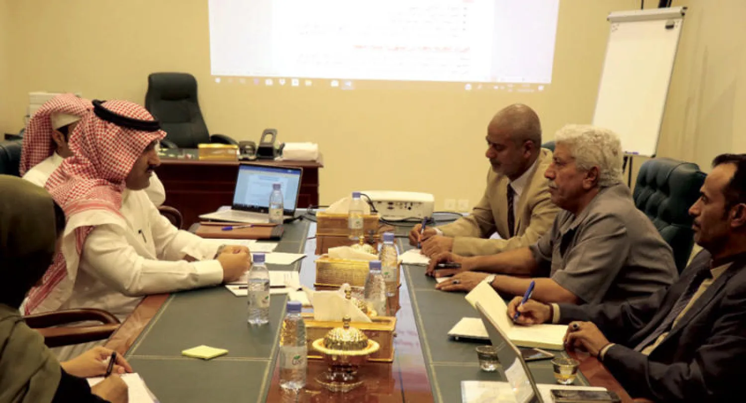 وزير الصحة اليمني لدى لقائه السفير السعودي لدى اليمن (سبأ)