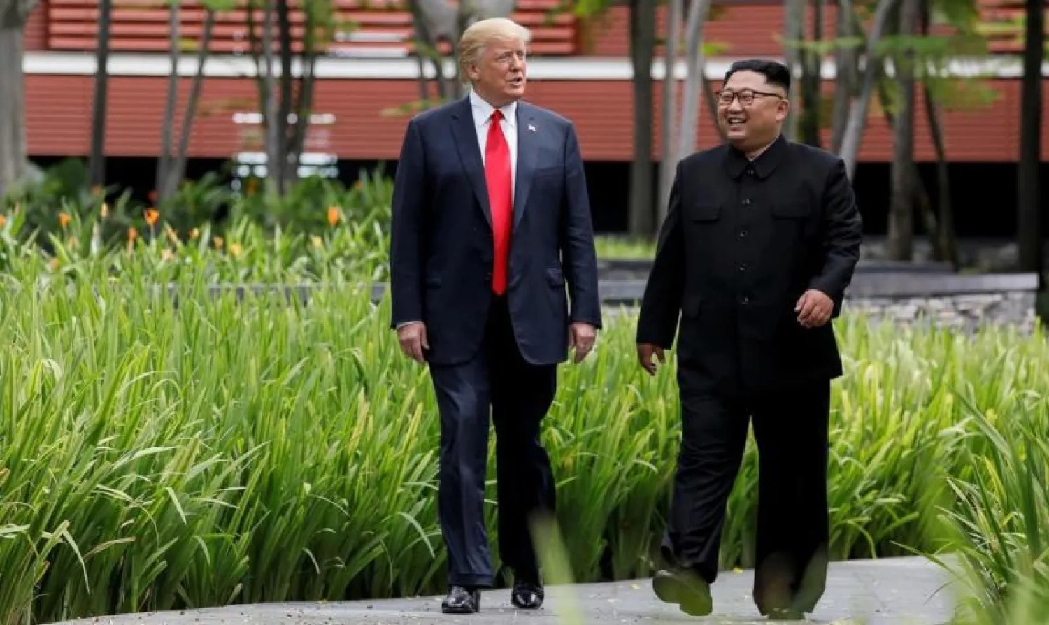 الرئيس الأميركي دونالد ترمب والزعيم الكوري الشمالي كيم جونغ أون خلال قمتهما التاريخية في يونيو الماضي بسنغافورة (رويترز)