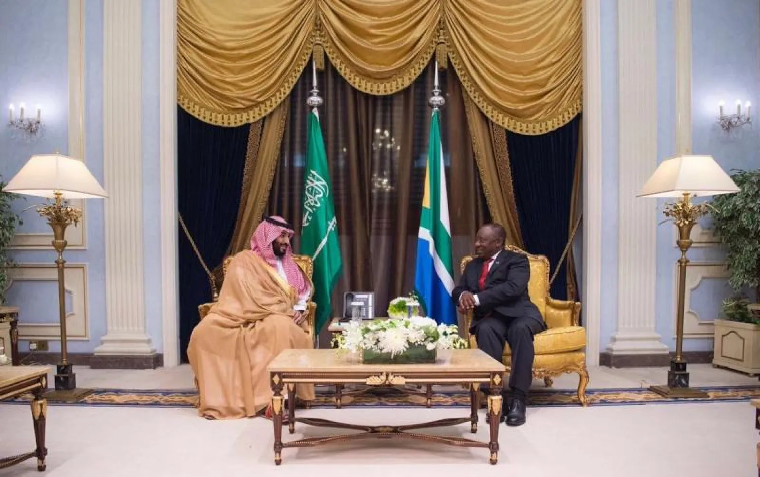 ولي العهد السعودي الأمير محمد بن سلمان بن عبد العزيز خلال لقائه رئيس جنوب أفريقيا سيريل راما فوزا في جدة (واس)