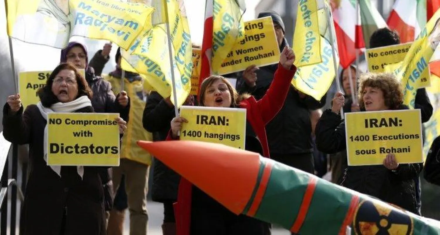 إيرانيون يتظاهرون ضد النظام خلال اجتماع لوزراء خارجية الاتحاد الأوروبي في بروكسل (رويترز)