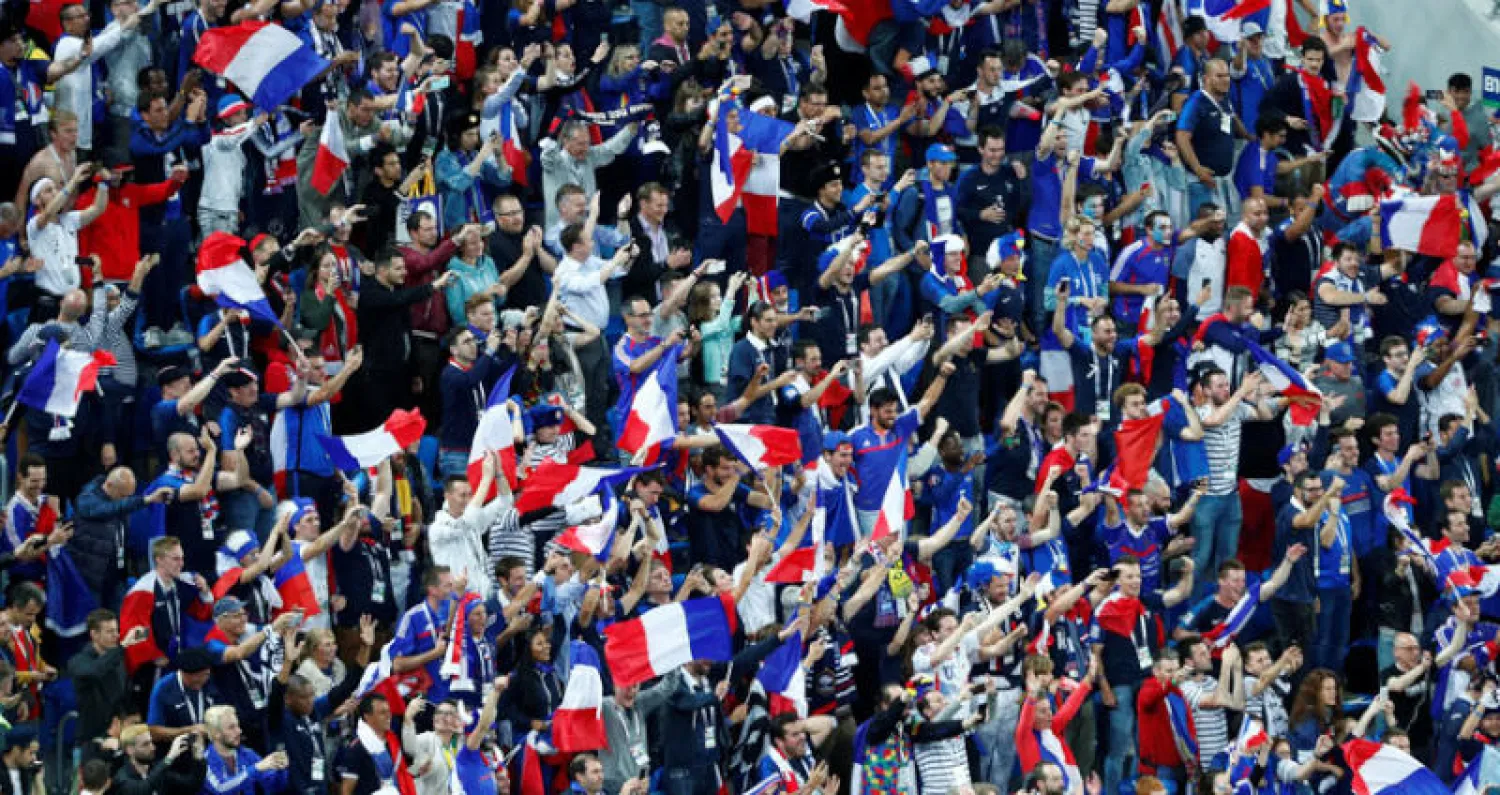 حظيت بطولة كأس العالم بمتابعة عالية... وفي الصورة جماهير فرنسية تؤازر منتخبها (رويترز)