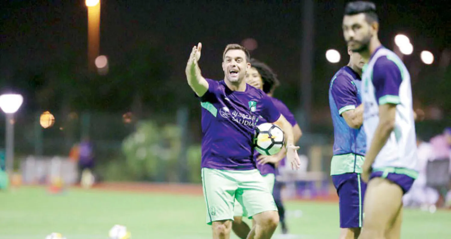 مدرب الأهلي يوجه لاعبيه في التدريبات الأخيرة («الشرق الأوسط»)