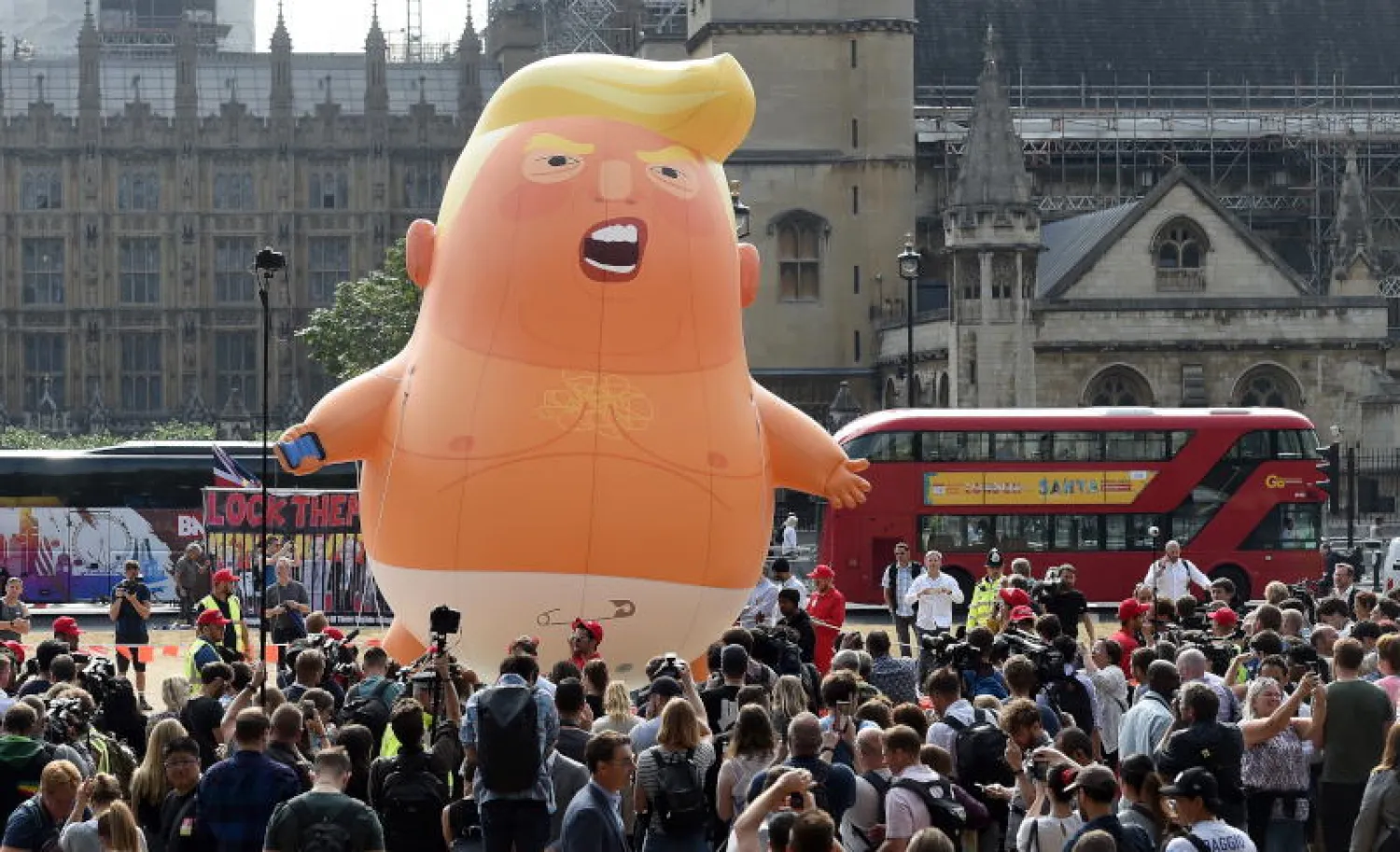 محتجون يطلقون بالون «الرضيع ترمب» في ساحة البرلمان بالعاصمة البريطانية لندن (إ.ب.أ)