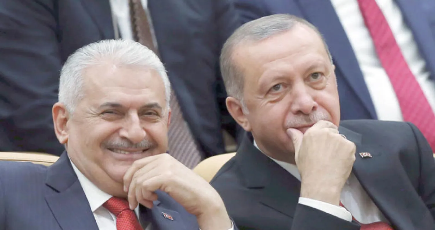 الرئيس التركي رجب طيب إردوغان مع بن علي يلدريم رئيس الوزراء السابق الذي انتخب رئيسا للبرلمان التركي الجديد (أ.ب)