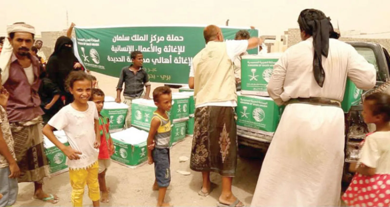 جانب من توزيع المساعدات الغذائية السعودية في مديرية الخوخة جنوب الحديدة أمس (واس)