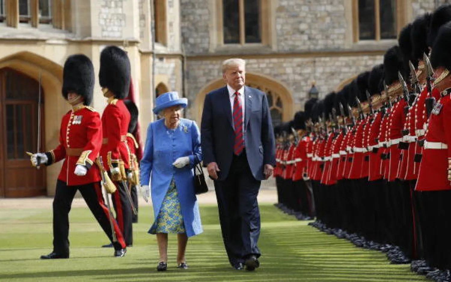 الرئيس الأميركي دونالد ترمب مع الملكة إليزابيث الثانية يتفقد حرس الشرف في قلعة وندسور (آ.ب)