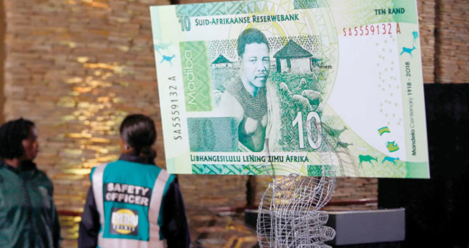 نسخة لورقة مالية من فئة 10 راندات تحمل صورة الرئيس الراحل نيلسون مانديلا في شبابه بمناسبة ذكرى ميلاده المئوية (أ.ف.ب)