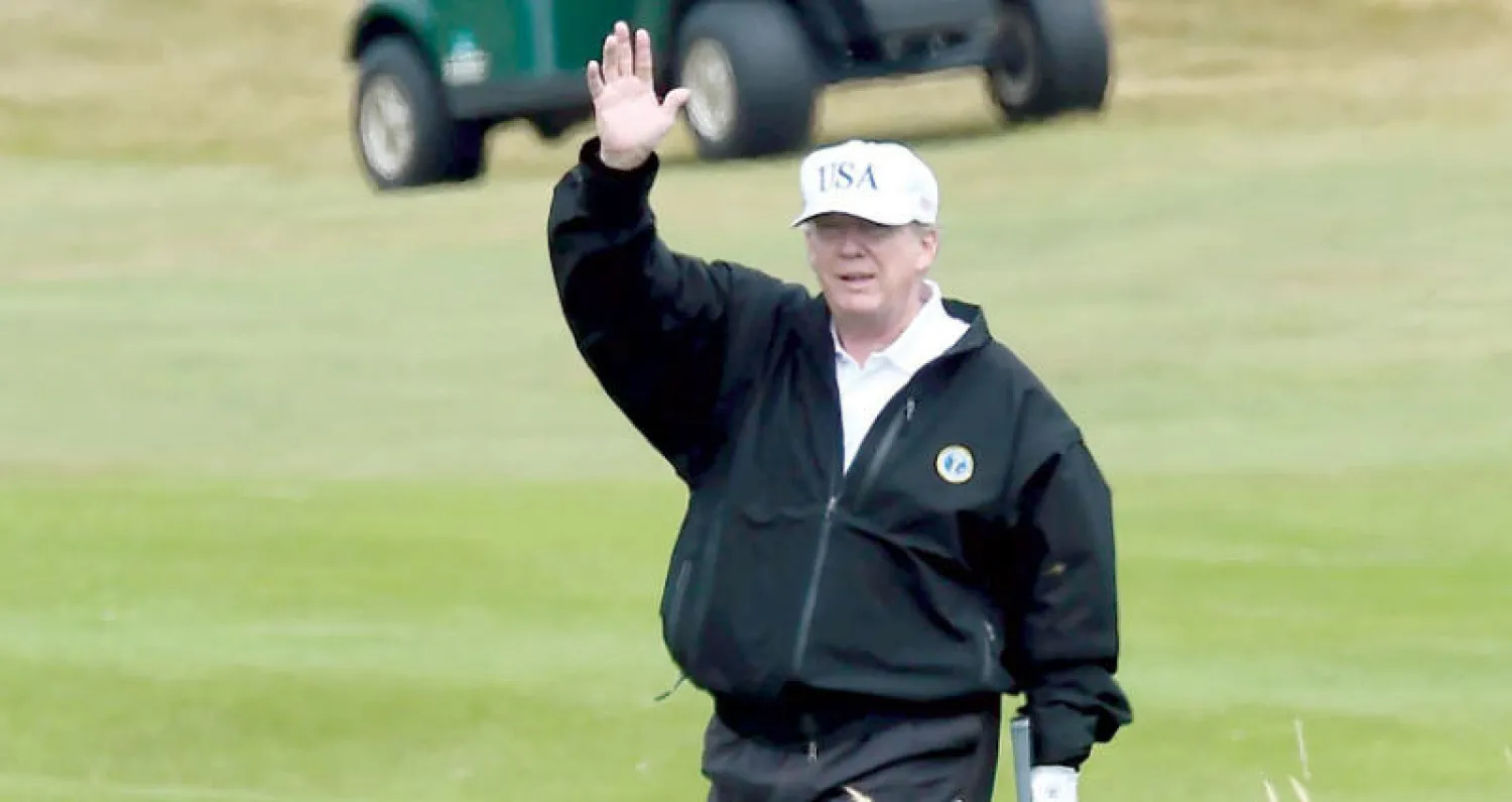 الرئيس الأميركي دونالد ترمب في منتجعه في تورنبوري بأسكتلندا أمس (أ.ف.ب)